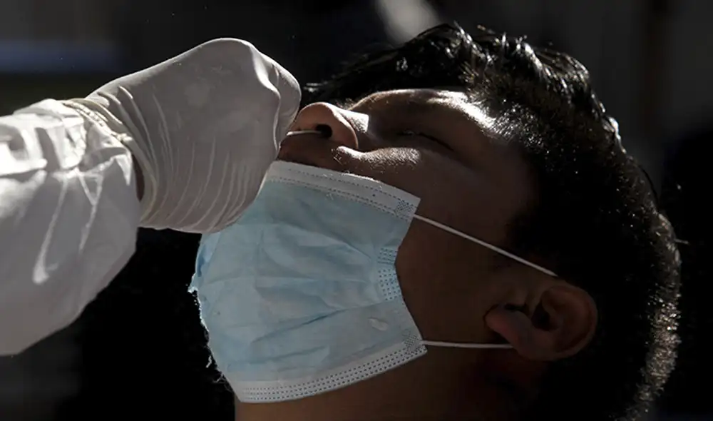 Medios mexicanos reportaban largas colas en diferente establecimientos para realizar pruebas de COVID-19. Foto: AFP Medios mexicanos reportaban largas colas en diferente establecimientos para realizar pruebas de COVID-19. Foto: AFP