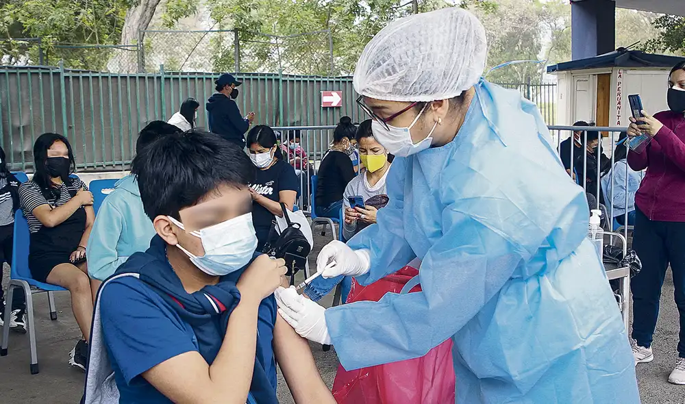Su turno. La vacunación de los niños de 5 años a más permitirá el retorno seguro a las aulas de los escolares de primaria. Será un gran avance. Foto: difusión Su turno. La vacunación de los niños de 5 años a más permitirá el retorno seguro a las aulas de los escolares de primaria. Será un gran avance. Foto: difusión