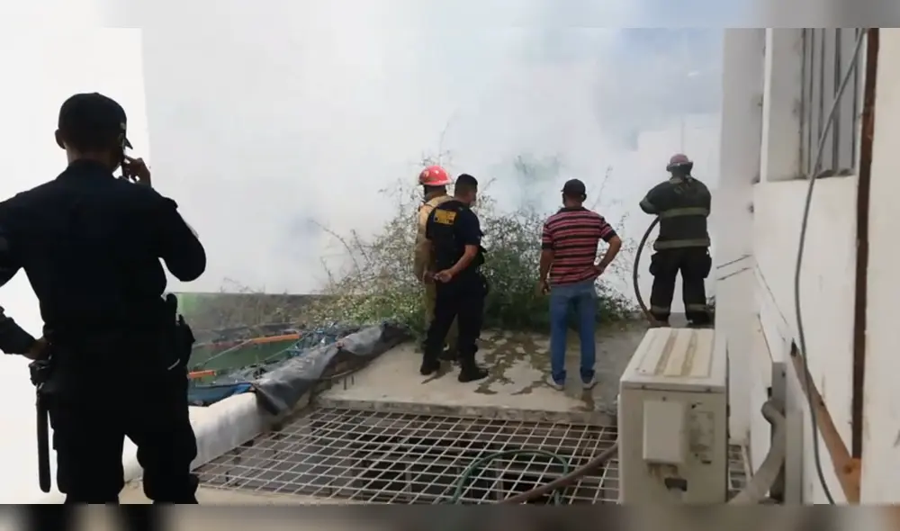 Bomberos intentan apagar incendio en terreno ubicado en la avenida Sullana. Foto: En vivo Enfoque Noticias Piura
