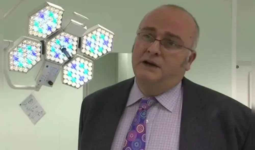 Simon Bramhall fue multado con £ 10.000 por agredir a dos pacientes. Foto: PA