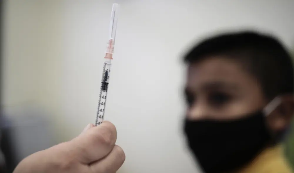 Aunque la COVID-19 afecta de forma más leve a los menores edad, la vacunación resulta necesaria para disminuir cualquier tipo de riesgo. Foto: Jeffrey Arguedas / EFE
