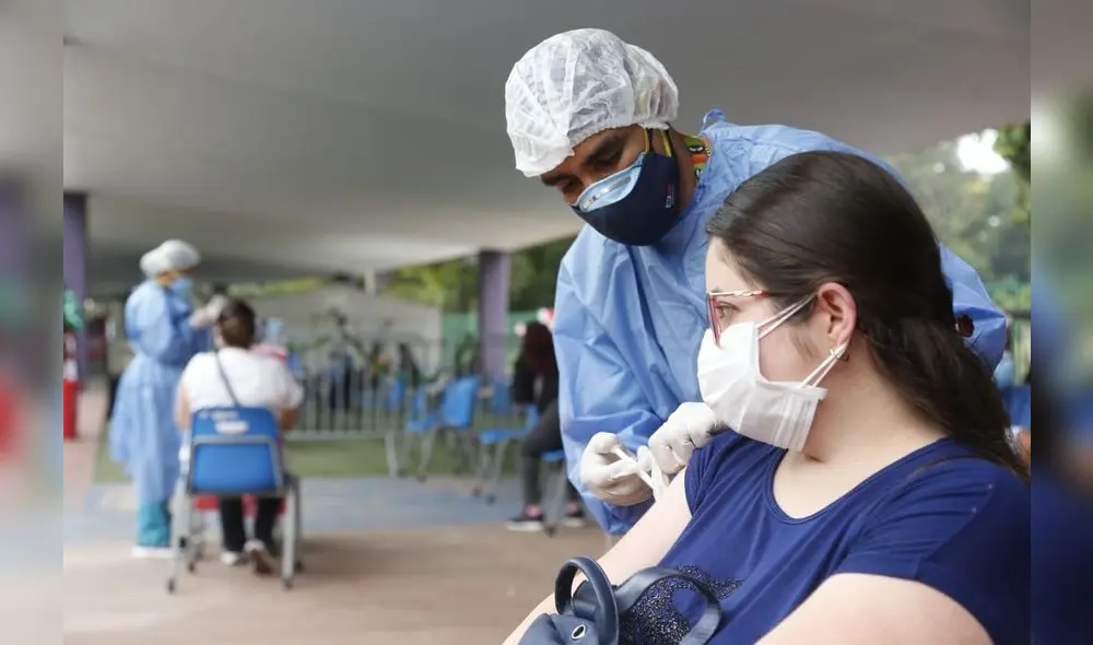 El Poder Ejecutivo promulgó una ley que permite tener una licencia por vacunación para facilitar a los trabajadores inocularse contra la COVID-19. Foto: Minsa