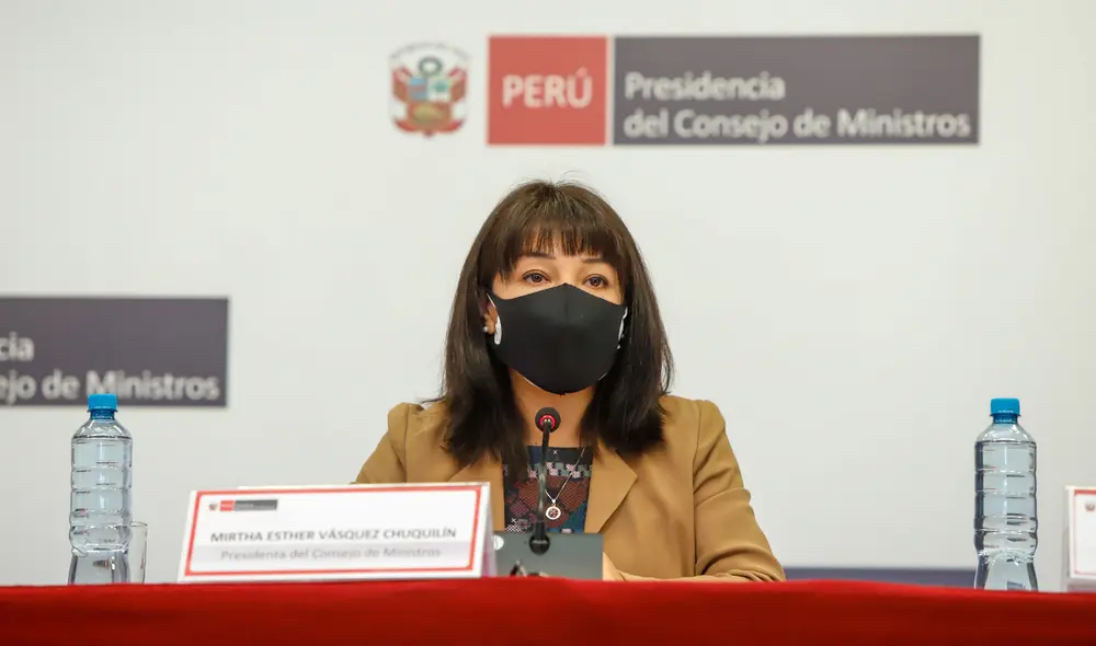 Mirtha Vásquez durante su más reciente conferencia de prensa. Estuvo acompañada de los ministros Hernando Cevallos (Salud), Juan Carrasco (Defensa) y Geiner Alvarado (Vivienda). Foto: PCM