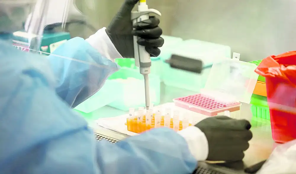 Prueba molecular en las clínicas privadas tienen un precio, mientras que el Estado las otorga de manera gratuita. Foto: Antonio Melgarejo / La República