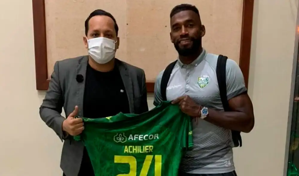 Gabriel Achilier posando junto al presidente del club ecuatoriano. Foto: Twitter Josué Narváez