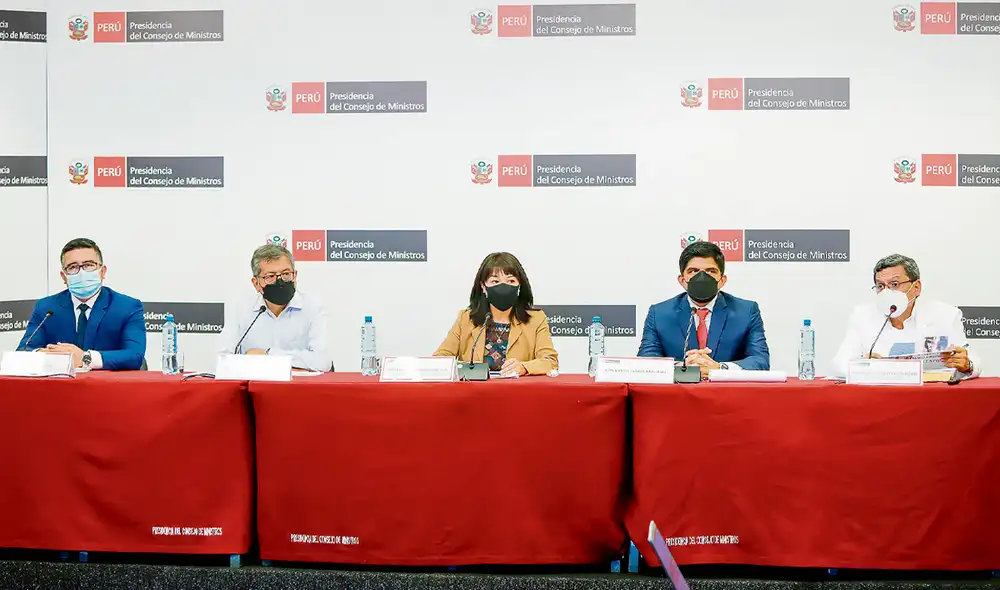 Sale al frente. La premier Mirtha Vásquez dijo que el Consejo de Ministros rechaza los dos proyectos de ley; sin embargo, el ministro de Educación, Rosendo Serna, no la tiene clara. Foto: difusión