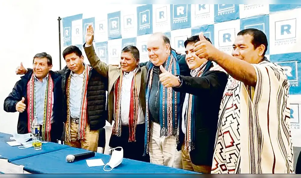 Presentación. Rafael López Aliaga presentó a sus candidatos con abrazos y sin barbijos. Foto: La República