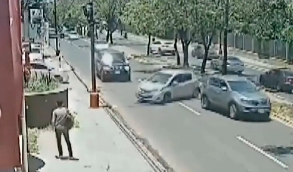 Una cámara de seguridad captó cómo se salvó un joven en Paraguay, en medio de un grave accidente de tránsito. Foto: captura / Noticias Caracol