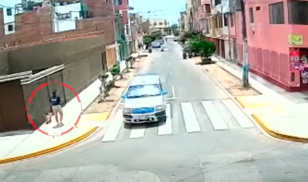 La joven intentó evitar ser asaltada lanzando su celular, sin embargo, fue encañonada por uno de los hampones. Foto: captura de América TV La joven intentó evitar ser asaltada lanzando su celular, sin embargo, fue encañonada por uno de los hampones. Foto: captura de América TV