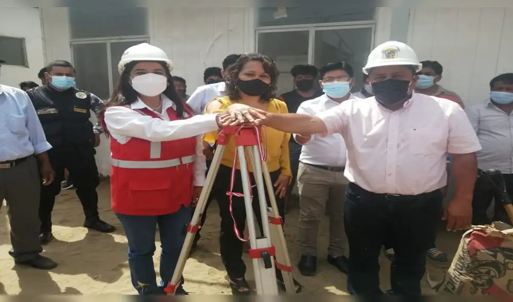 Con la colocación de la primera piedra se dio inicio a los trabajos de reconstrucción de colegio en Mórrope. Foto: ARCC. Con la colocación de la primera piedra se dio inicio a los trabajos de reconstrucción de colegio en Mórrope. Foto: ARCC.
