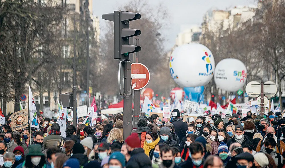 Paro nacional. Los maestros contaron con el apoyo de los padres de familia en todo Francia. Foto: EFE Paro nacional. Los maestros contaron con el apoyo de los padres de familia en todo Francia. Foto: EFE