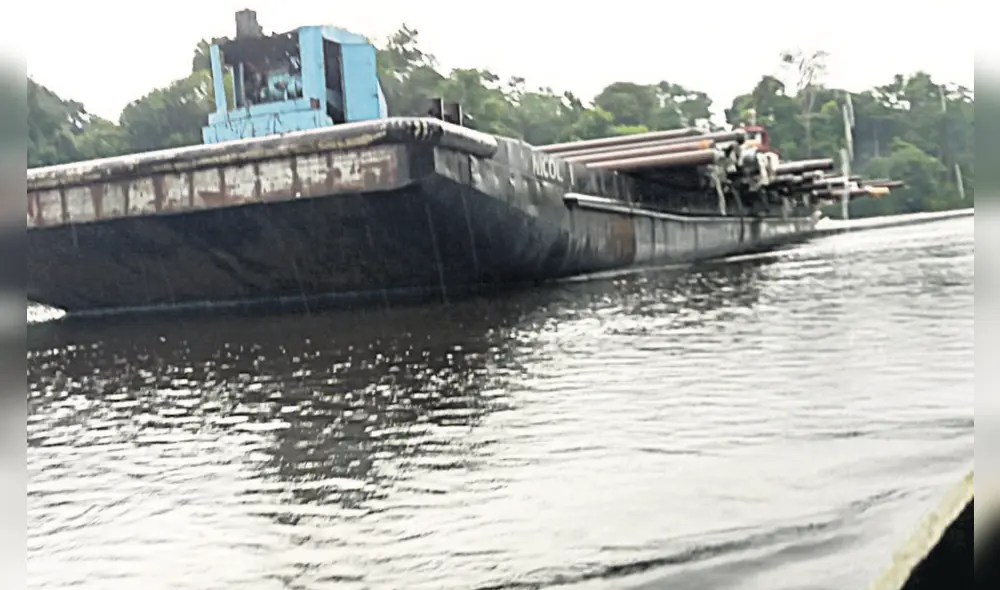 Traslado. En embarcaciones comerciales se retira de la zona la tubería cortada en trozos. Foto: difusión