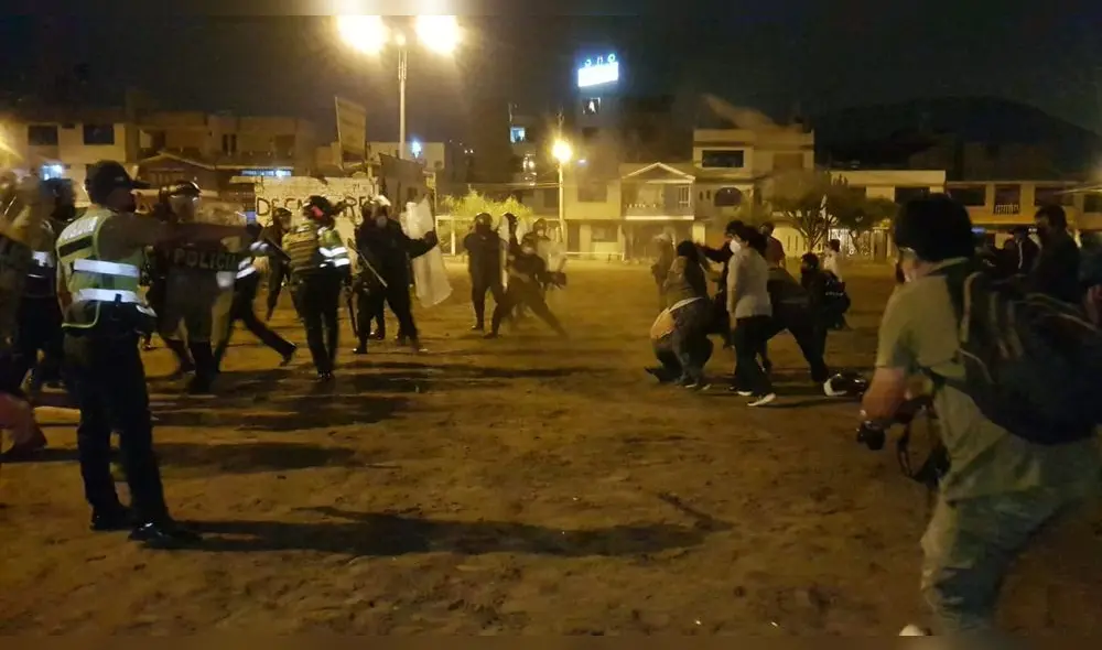 Enfrentamiento de vecinos de San Juan de Lurigancho ocurrió la madrugada de este viernes 14. Foto: Omar Coca/URPI-LR