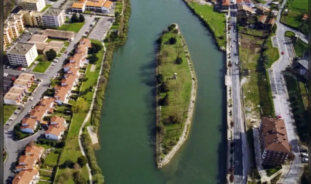 La Isla de los Faisanes es un pequeño condominio que limita Francia y España a través de un río. Foto: cosmotales.com