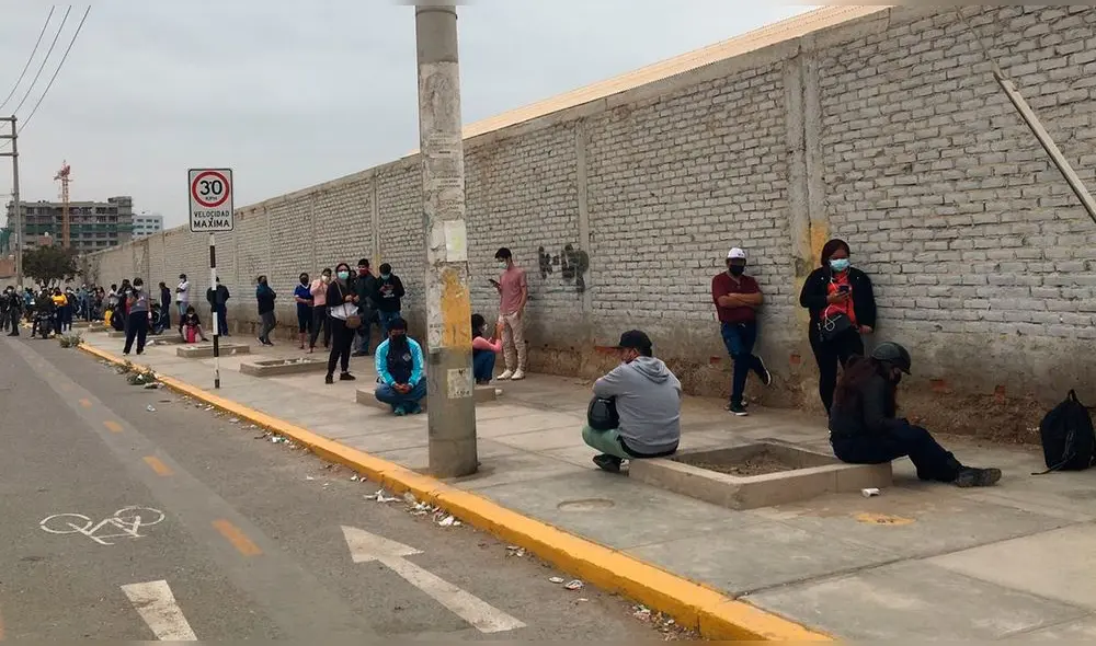 Personas formaron fila desde las 7 a. m. Foto: Rosa Quincho/URPI-LR Personas formaron fila desde las 7 a. m. Foto: Rosa Quincho/URPI-LR