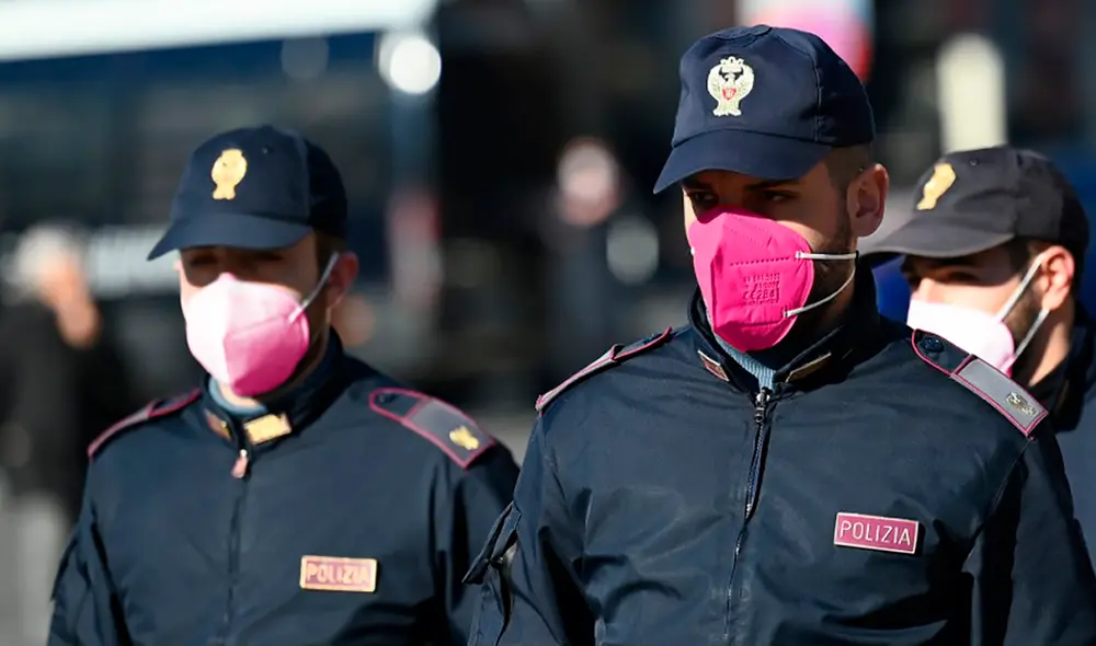 Policías de Stato, en Italia, patrullan en el centro de Roma el 14 de enero de 2022. Foto: composición/AFP
