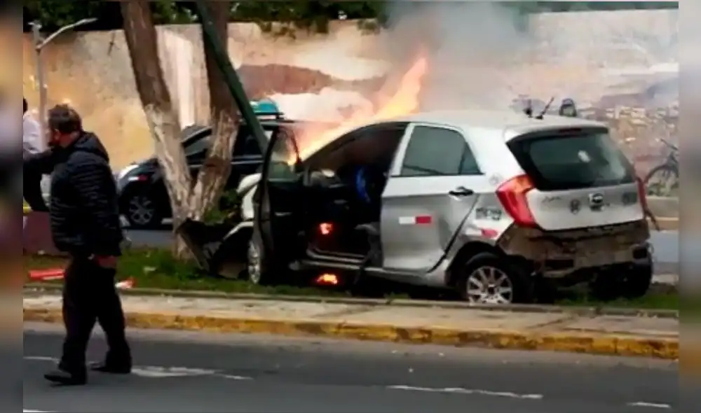 Auto chocó con un árbol en la berma central de la UNT. Foto: captura video difusión