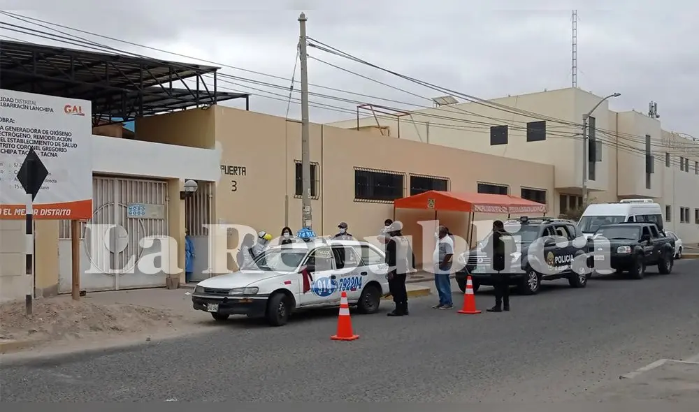 Al lugar llegaron efectivos policiales y el fiscal de turno, Víctor Álvarez, quien ordenó el levantamiento del cadáver y su traslado a la morgue. Foto: La República Al lugar llegaron efectivos policiales y el fiscal de turno, Víctor Álvarez, quien ordenó el levantamiento del cadáver y su traslado a la morgue. Foto: La República