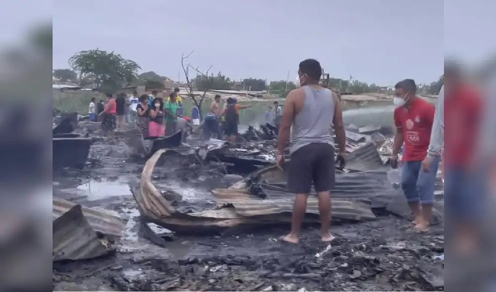 En la madrugada, el fuego redujo a cenizas viviendas en el distrito Piura. Foto: COEP En la madrugada, el fuego redujo a cenizas viviendas en el distrito Piura. Foto: COEP