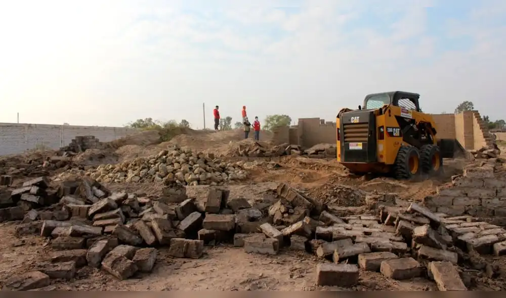 Con maquinaria pesada se desalojó a invasores de Huaca Túpac Amaru de Tumán. Foto: DDC Lambayeque Con maquinaria pesada se desalojó a invasores de Huaca Túpac Amaru de Tumán. Foto: DDC Lambayeque