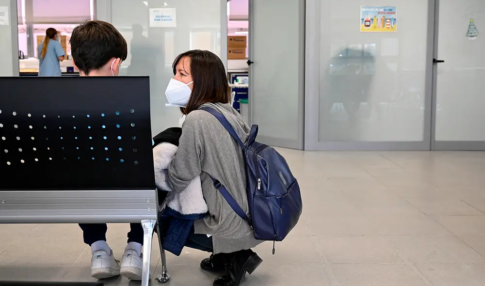 La jueza avala que un menor de 15 años no sea vacunado contra la COVID-19 por deseo de la madre. Foto: referencial/AFP