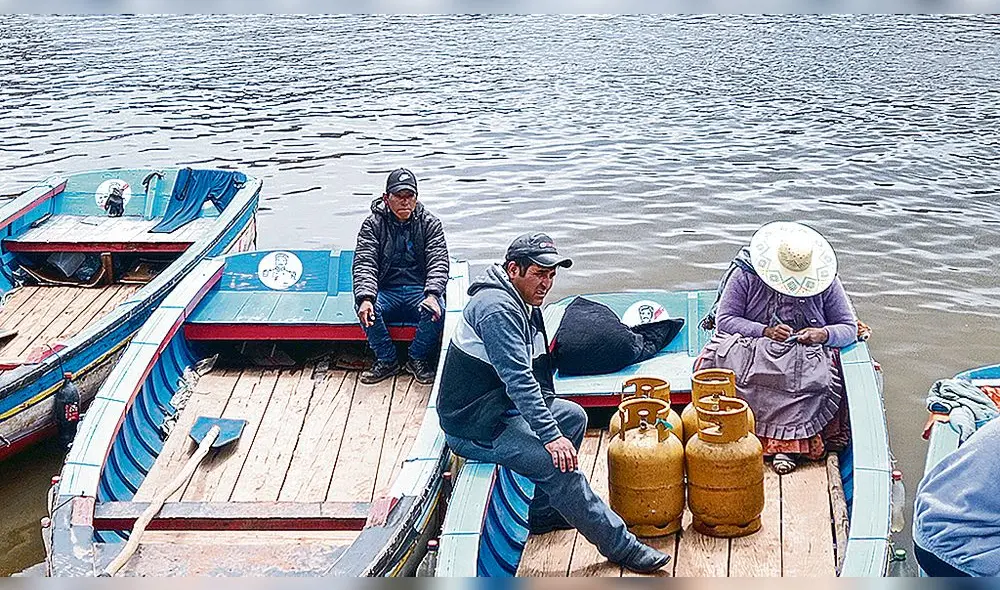 Informal. En la frontera Perú-Bolivia, comerciantes informales transportan balones de gas en botes por el río Desaguadero.
