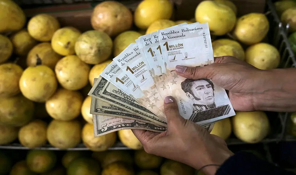 El dólar BCV es ampliamente revisado en Venezuela para diversas transacciones. Foto: AFP