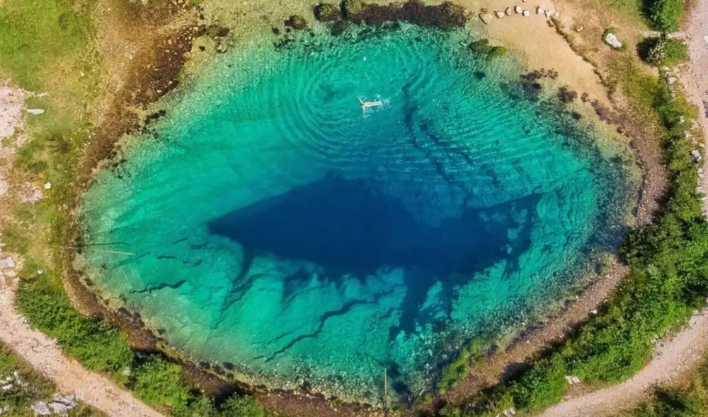 El manantial Veliko Vrilo, conocido también como el 'Ojo de la Tierra', está ubicado en la región de Split, en Croacia. Foto: Ivan Bavonic