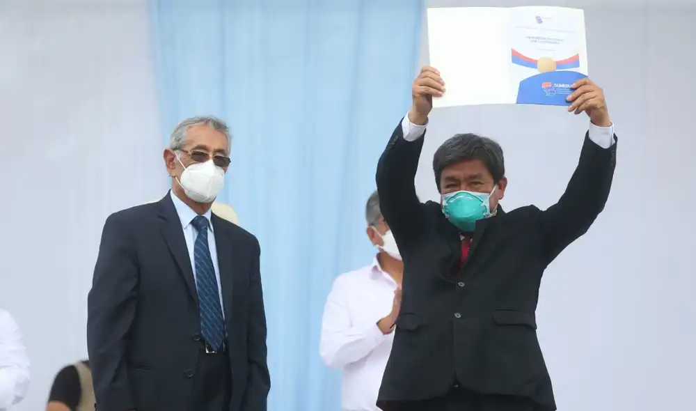 Rector Anselmo Magallanes recibió la constancia del licenciamiento institucional aprobado por el Consejo Directivo de Sunedu. Foto: Minedu Rector Anselmo Magallanes recibió la constancia del licenciamiento institucional aprobado por el Consejo Directivo de Sunedu. Foto: Minedu