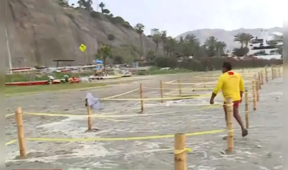 Una situación similar se vivió en Chorrillos, donde evacuaron a los bañistas de la playa Agua Dulce. Foto y video: Canal N