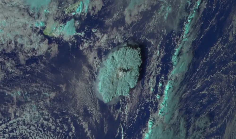 Imagen satelital del volcán de Tonga captada por la sonda japonesa Himawari-8. Foto: Regional and Mesoscale Meteorology Branch (RAMMB) / Himawari-8