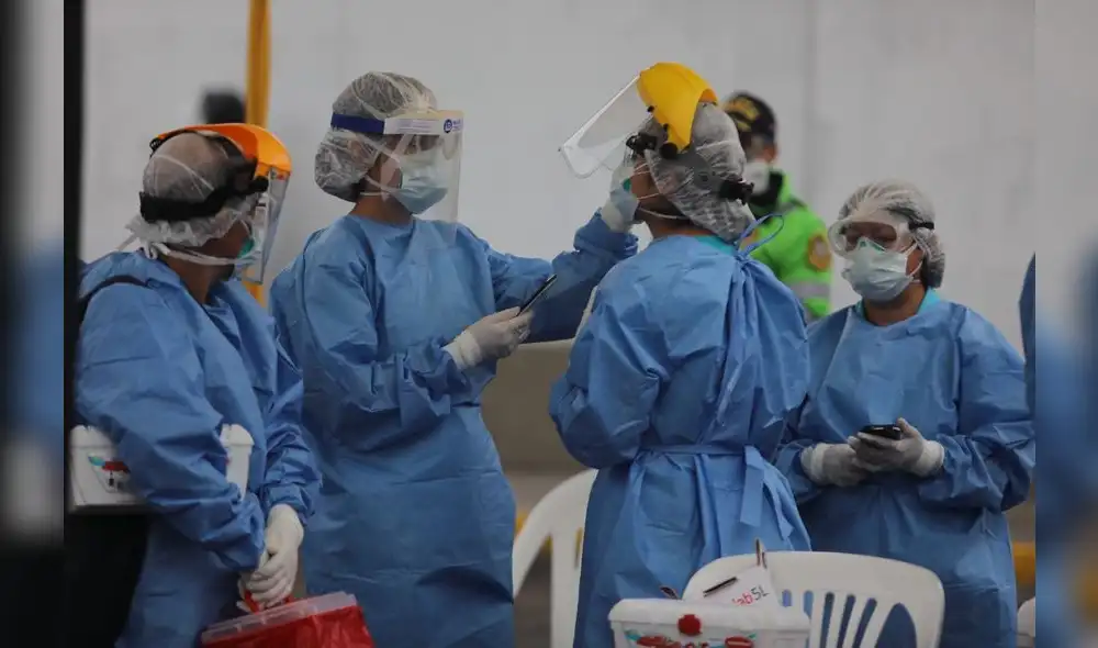 Centros de salud restringen el número de las atenciones externas debido al aumento de personal de salud en aislamiento por el coronavirus. Foto: La República Centros de salud restringen el número de las atenciones externas debido al aumento de personal de salud en aislamiento por el coronavirus. Foto: La República