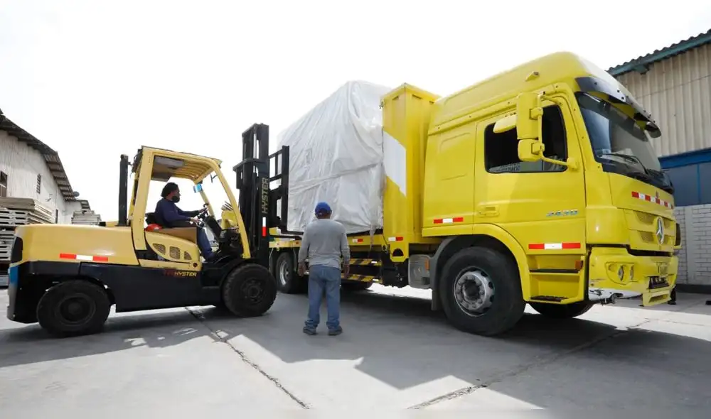 Desde los almacenes del Callao son trasladados los módulos de vivienda para los damnificados de Amazonas. Foto: MVCS.