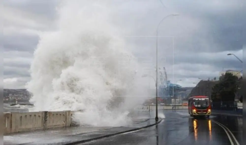 Fotografía de archivo donde se observan fuertes olas en el sector costero de la región de Valparaíso (Chile). EFE