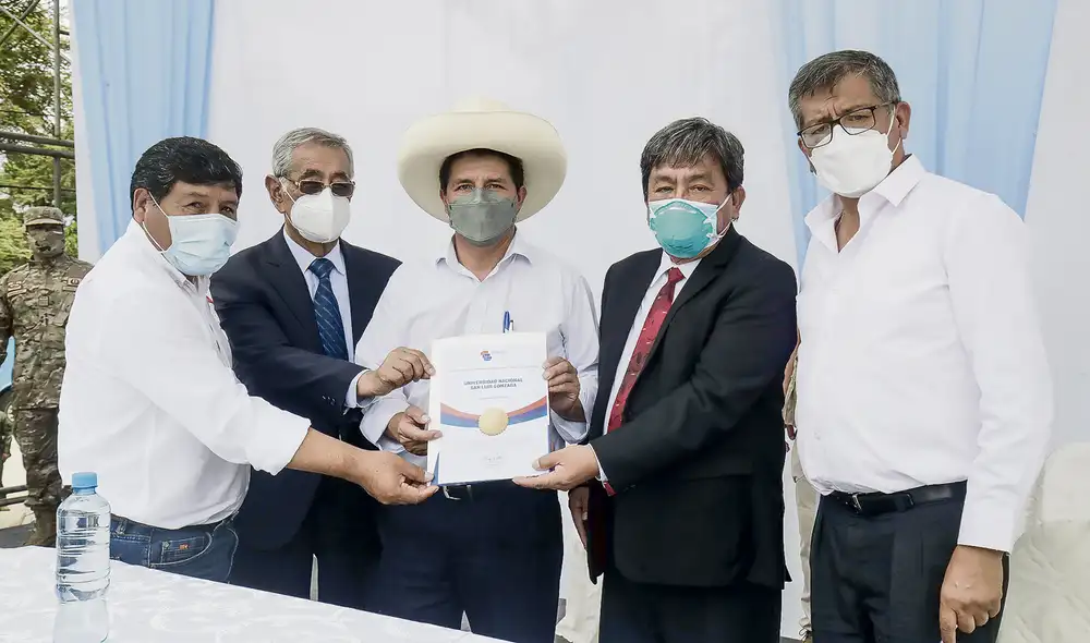 Juntos. Presidente Castillo con el rector Magallanes. Ica celebró el licenciamiento de la UNICA.