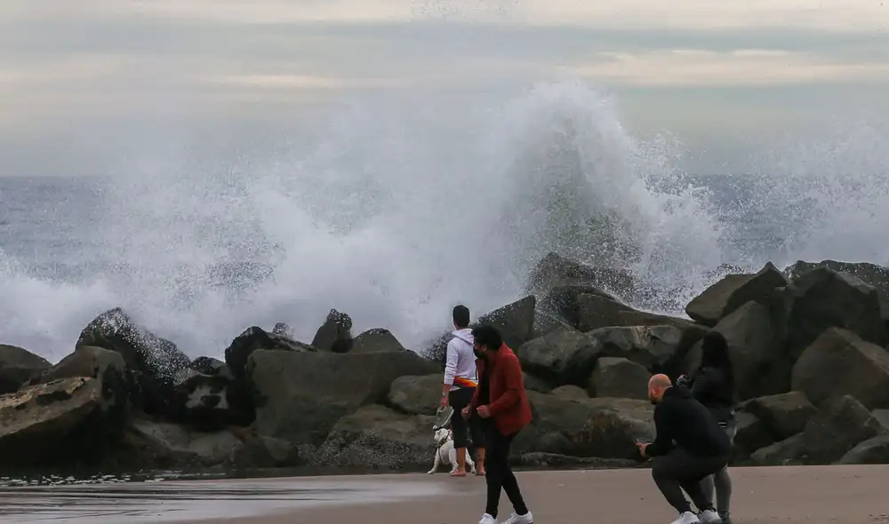 Perú, donde se observaron “olas anormales”, según Defensa Civil, cerró 22 puertos por precaución y la Policía dijo que rescató a 23 personas en la costa, sin especificar las circunstancias. Foto: AFP