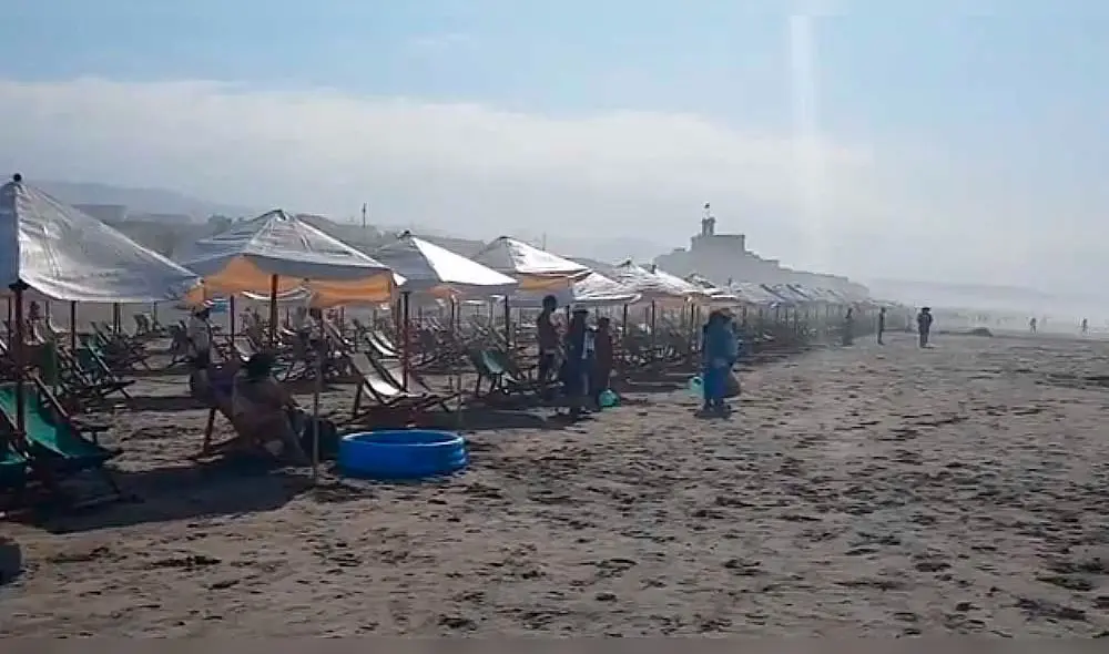 A estas horas de la mañana, las personas acuden con normalidad a las playas de Mollendo. Foto: Frase Corta