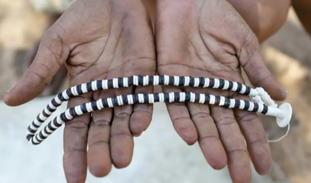 Mujer bosquimana del pueblo San haciendo joyas de cáscara de huevo de avestruz, Kalahari, Namibia. Foto: Matjaz Corel