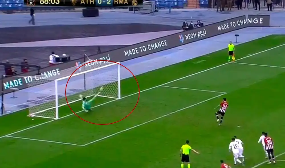 El portero belga evitó la caída de su portería. Foto: DirecTV Sports El portero belga evitó la caída de su portería. Foto: DirecTV Sports