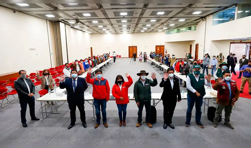 Vásquez saludó y agradeció el esfuerzo de todos los asistentes para trabajar en ese espacio técnico. Foto: Consejo de Ministros Vásquez saludó y agradeció el esfuerzo de todos los asistentes para trabajar en ese espacio técnico. Foto: Consejo de Ministros