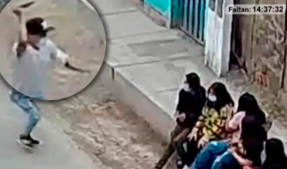 El hampón aprovechó que las menores estaban entretenidas con sus celulares. Foto: captura de América TV