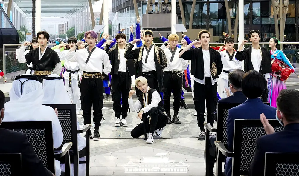 Stray Kids vistió atuendos tipo hanbok para su presentación en ceremonia. Foto: Blue House Kr