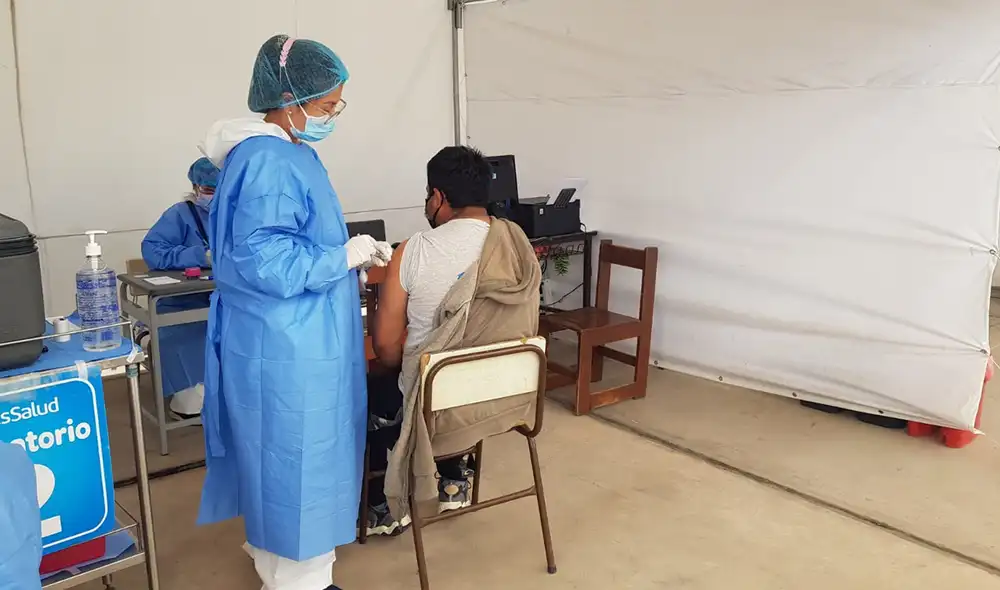 Personal de salud les recordó a los usuarios que la vacuna no impide la infección por COVID-19. Foto: URPI/Wilder Pari