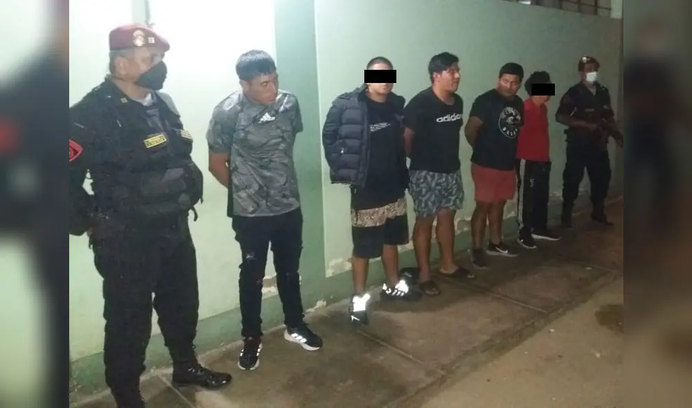 Sujetos fueron sorprendidos cuando tomaban licor en la vía pública. Foto: PNP