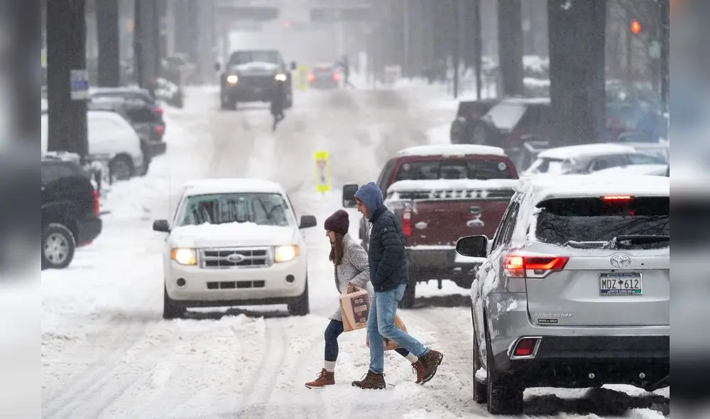 Peatones cruzan una calle con nieve en Greenville, Carolina del Sur. Foto: AFP Peatones cruzan una calle con nieve en Greenville, Carolina del Sur. Foto: AFP