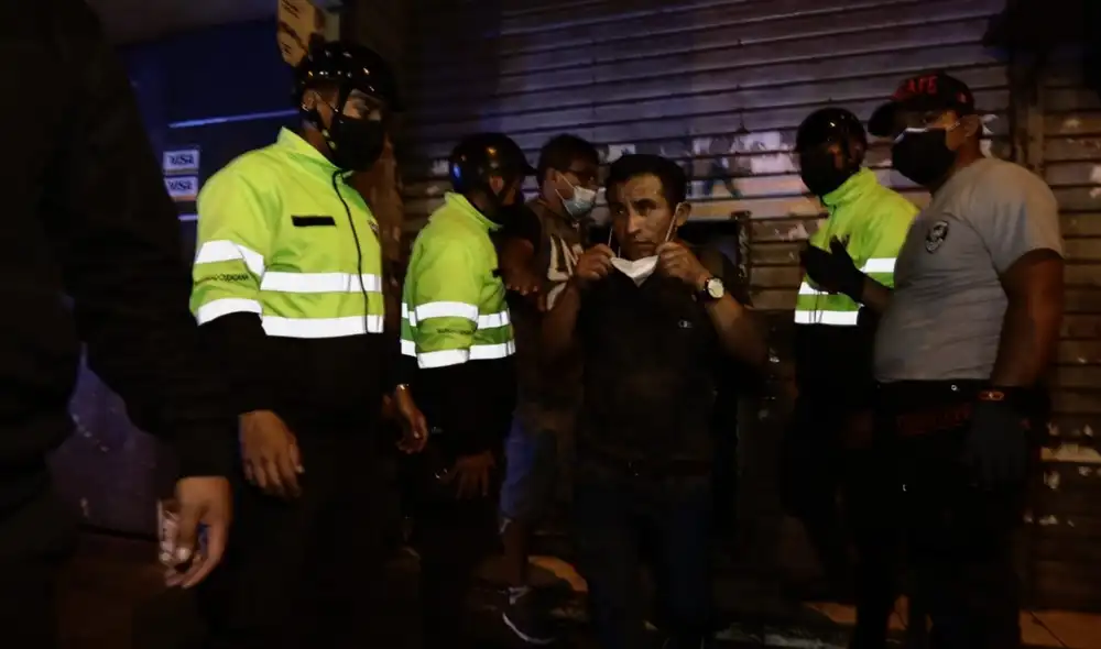 El alcalde de San Juan de Lurigancho, Álex Gonzales Castillo, aseguró que los locales intervenidos fueron multados con 2 UIT. Foto: Municipalidad de San Juan de Lurigancho/Facebook