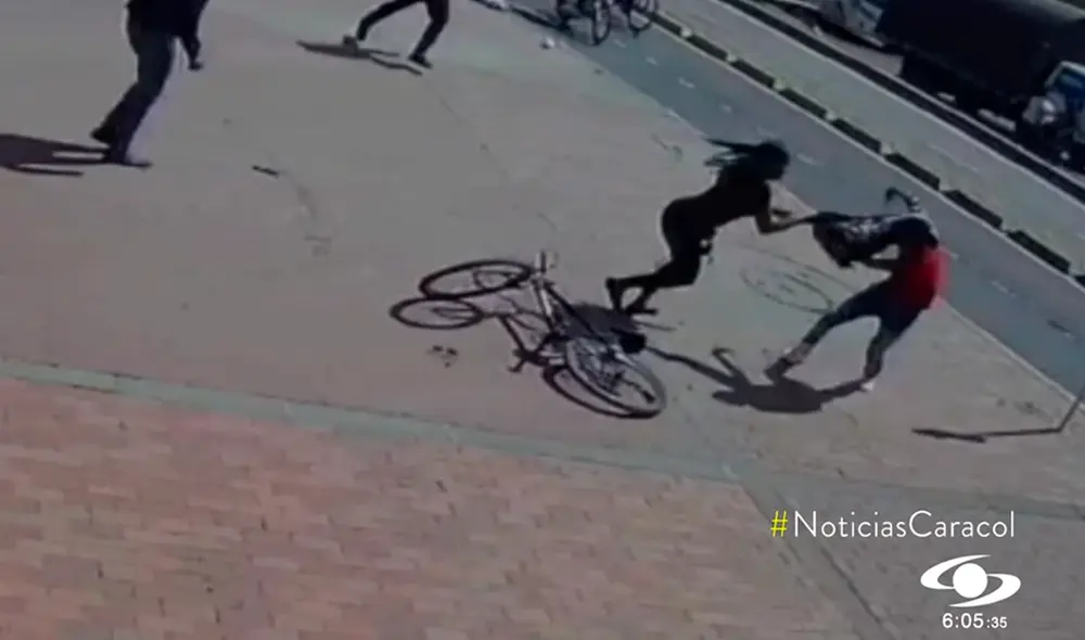El ladrón escapó a pie y la mujer tomó la bicicleta del delincuente. Foto: captura de video / Noticias Caracol El ladrón escapó a pie y la mujer tomó la bicicleta del delincuente. Foto: captura de video / Noticias Caracol