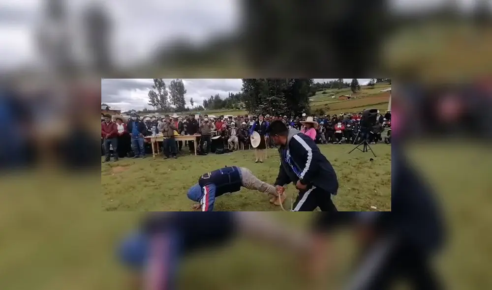 Cada dirigente rondero recibió tres azotes en reunión pública. Foto: captura PLSC
