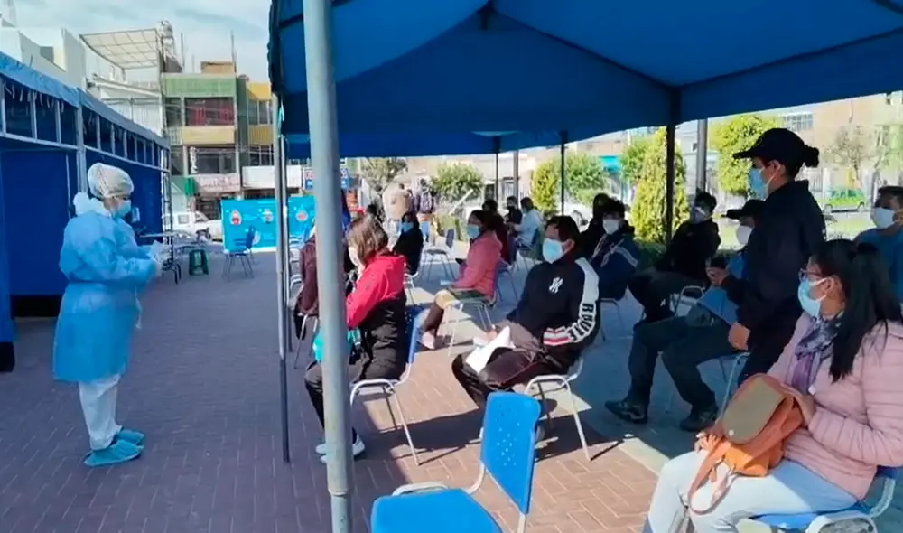 El espacio fue habilitado con carpas, sillas y tolderas para recibir a las personas que tienen síntomas compatibles al COVID-19. Foto: EsSalud Arequipa El espacio fue habilitado con carpas, sillas y tolderas para recibir a las personas que tienen síntomas compatibles al COVID-19. Foto: EsSalud Arequipa