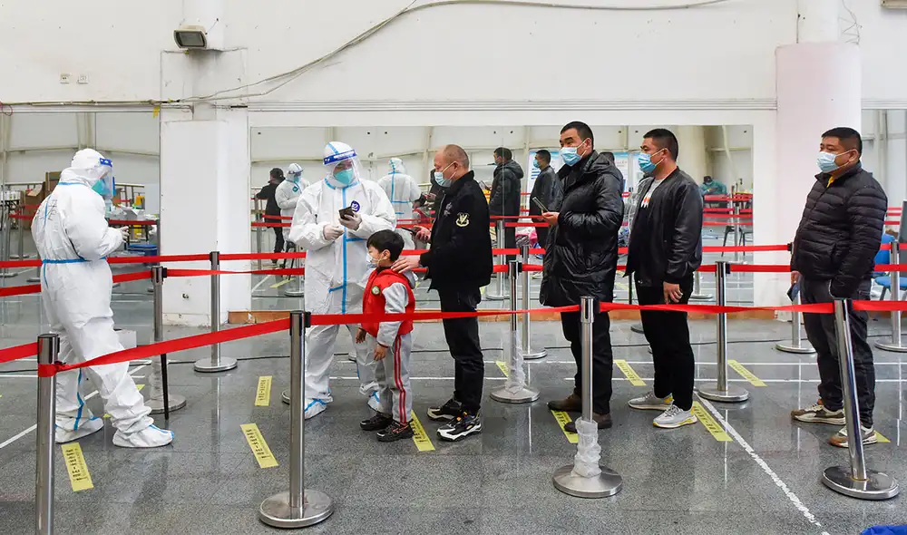 Los síntomas que reportan los contagiados con ómicron son cada vez más parecidos a los de un resfriado. Foto: AFP